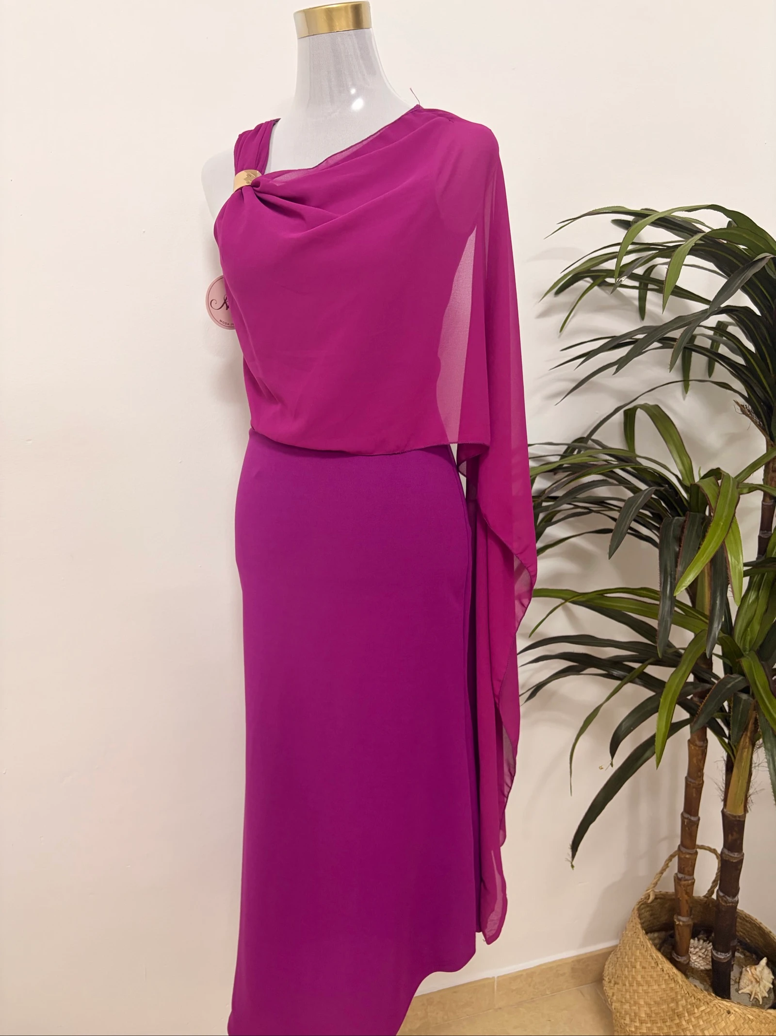 Vestido de fiesta morado con gasa